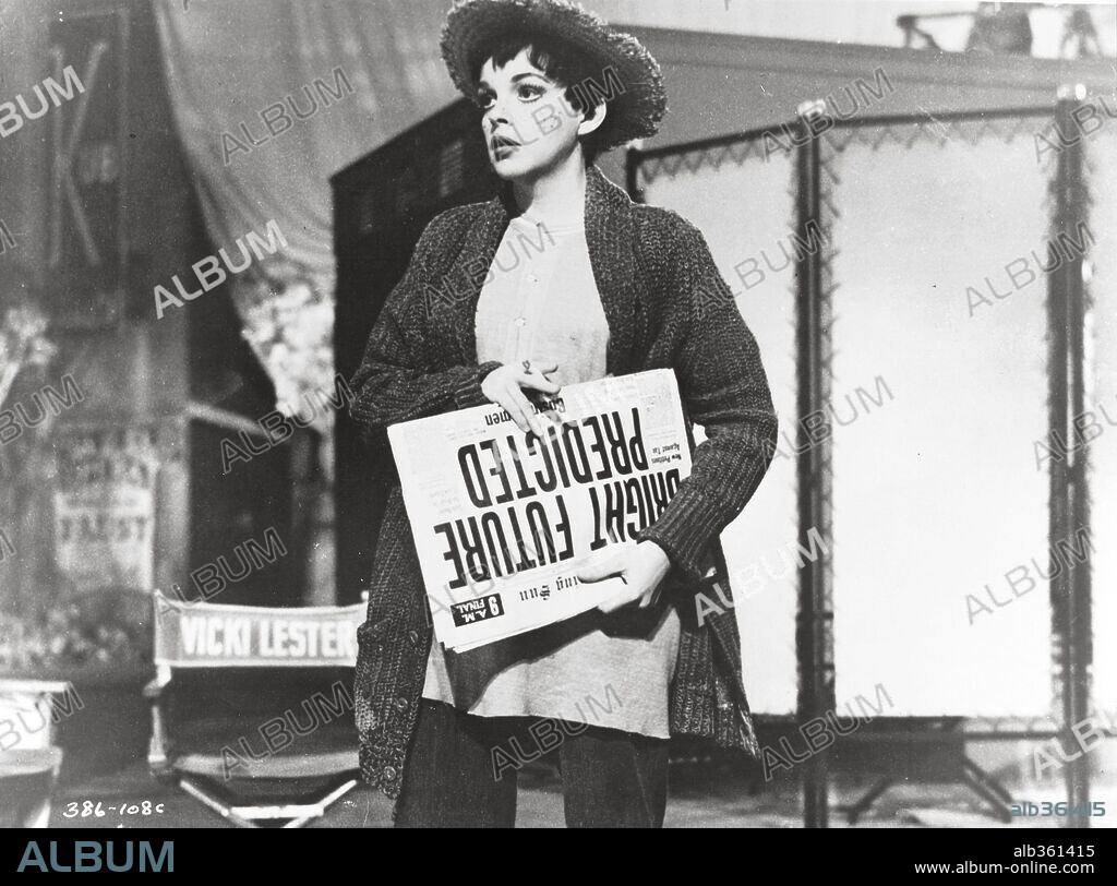 JUDY GARLAND dans UNE ÉTOILE EST NÉE, 1954 (A STAR IS BORN), réalisé par GEORGE CUKOR. Copyright WARNER BROTHERS.