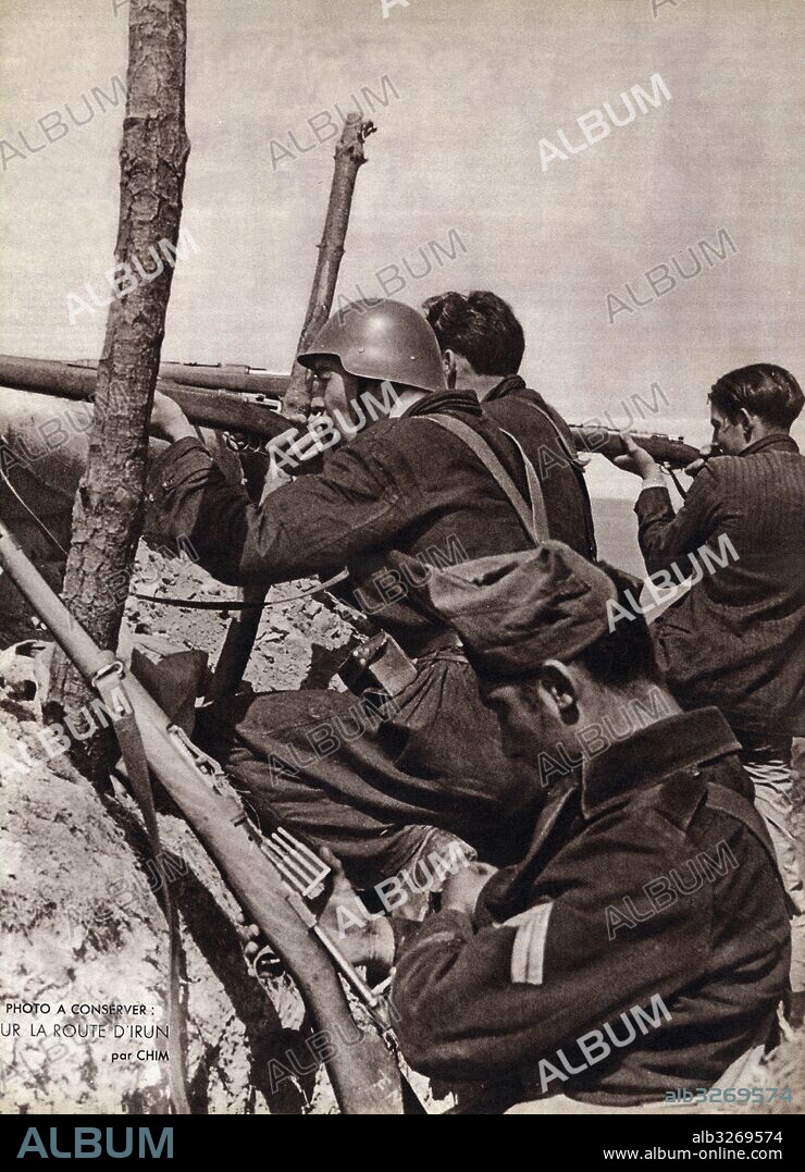 España. Guerra civil (1936-1939). Milicianos y personal civil disparando desde una trinchera en el frente de Irún.