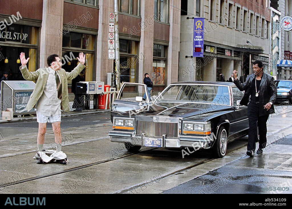 EUGENE LEVY and SAMUEL L. JACKSON in THE MAN, 2005, directed by LES MAYFIELD. Copyright NEW LINE CINEMA / GERLITZ, AVA V.