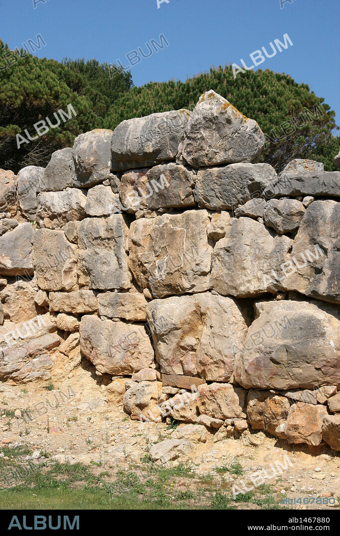 ARTE GRIEGO. ESPAÑA. EMPURIES (EMPORIUM). Colonia griega fundada por los griegos de Focia. Se fundó en dos fades, la más tardana fue la Neopolis griega o "Ciudad Nueva", junto a la costa y muy cercana a un poblado íbero llamado Indike. Vista de los restos de las murallas construidas en grandes bloques de piedra al modo ibérico. Provincia de Girona. Comarca del Alt Empordà. Cataluña.