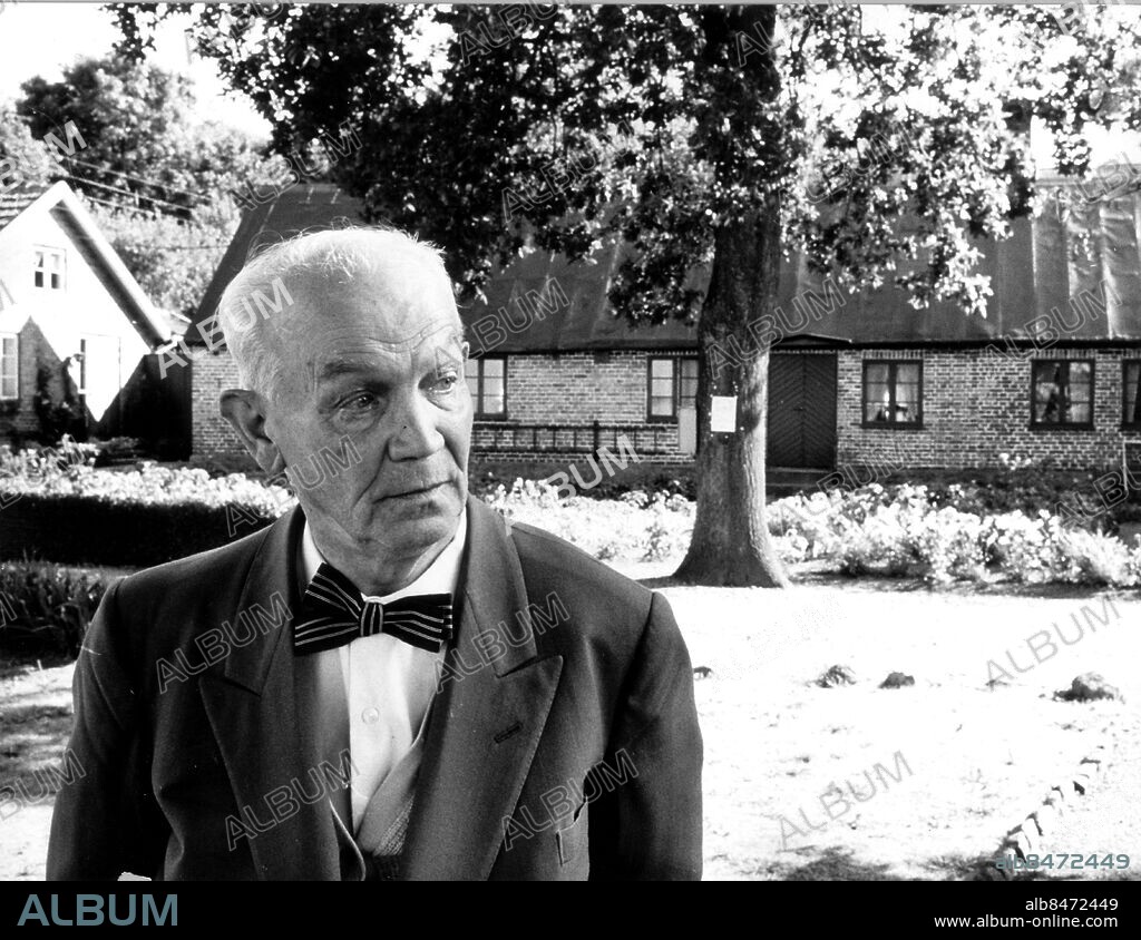 Gabriel Jönsson framför sitt hem på Ven. eken framför huset planterade han vid femton års ålder. Jönsson Gabriel författare Porträtt 1976. (c) Bert Olsson / Sydsvenskan / IBL Bildbyrå.