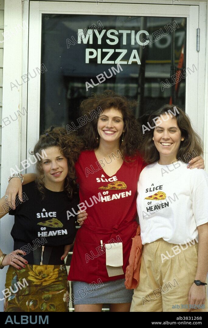 ANNABETH GISH, JULIA ROBERTS and LILI TAYLOR in MYSTIC PIZZA, 1988, directed by DONALD PETRIE. Copyright SAMUEL GOLDWYN COMPANY.