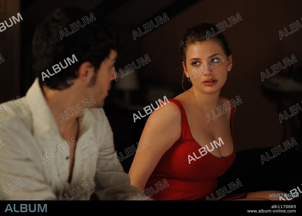 ALEJO SAURAS and MIRIAM GIOVANELLI in SEX, PARTY AND LIES, 2009 (MENTIRAS Y GORDAS), directed by ALFONSO ALBACETE and DAVID MENKES. Copyright ALQUIMIA CINEMA/CASTAFIORE FILMS.