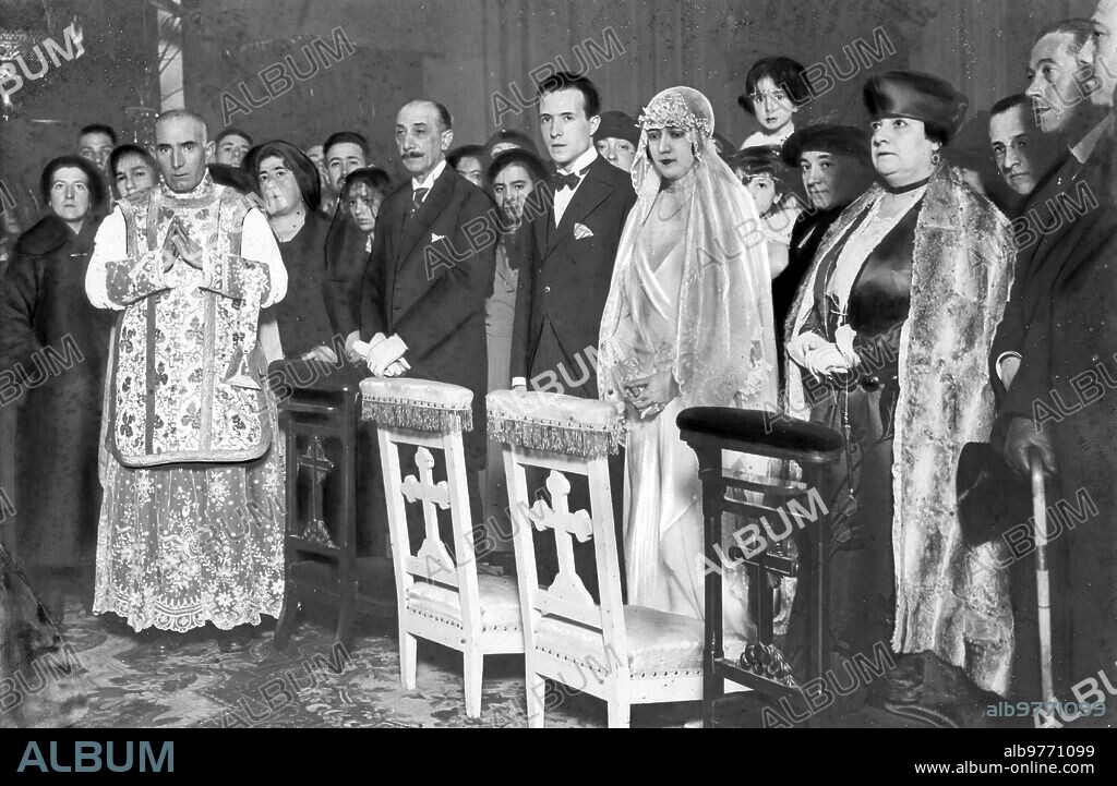 Marzo 1922. Madrid. Boda de Artistas. La Bella actriz María ladrón de Guevara y el actor Rafael Rivelles, en la ceremonia de su Casamiento, en la iglesia de san José.