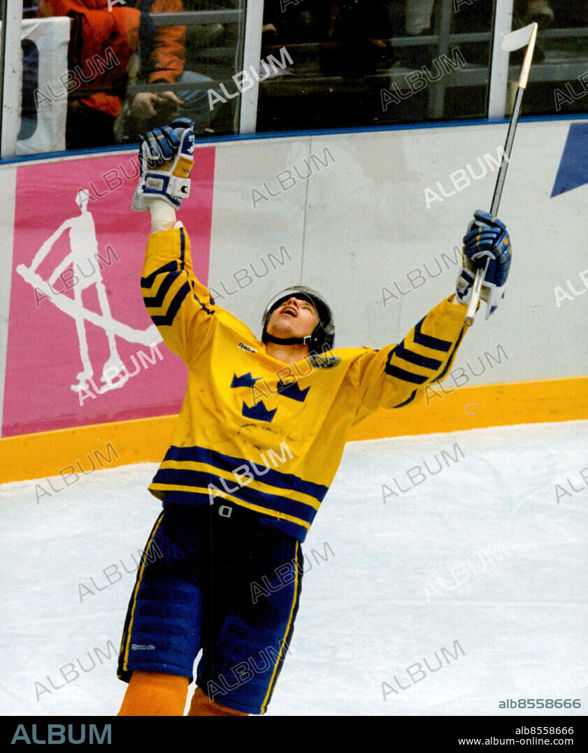 Lillehammer 1994-02-27. OS i Lillehammer. Ishockey, final mellan Sverige och Kanada. Peter Forsberg jublar efter segern sedan han lagt in pucken bakom Kanadas målvakt Corey Hirsch. . Foto: Kamerareportage / TT / kod 40535.