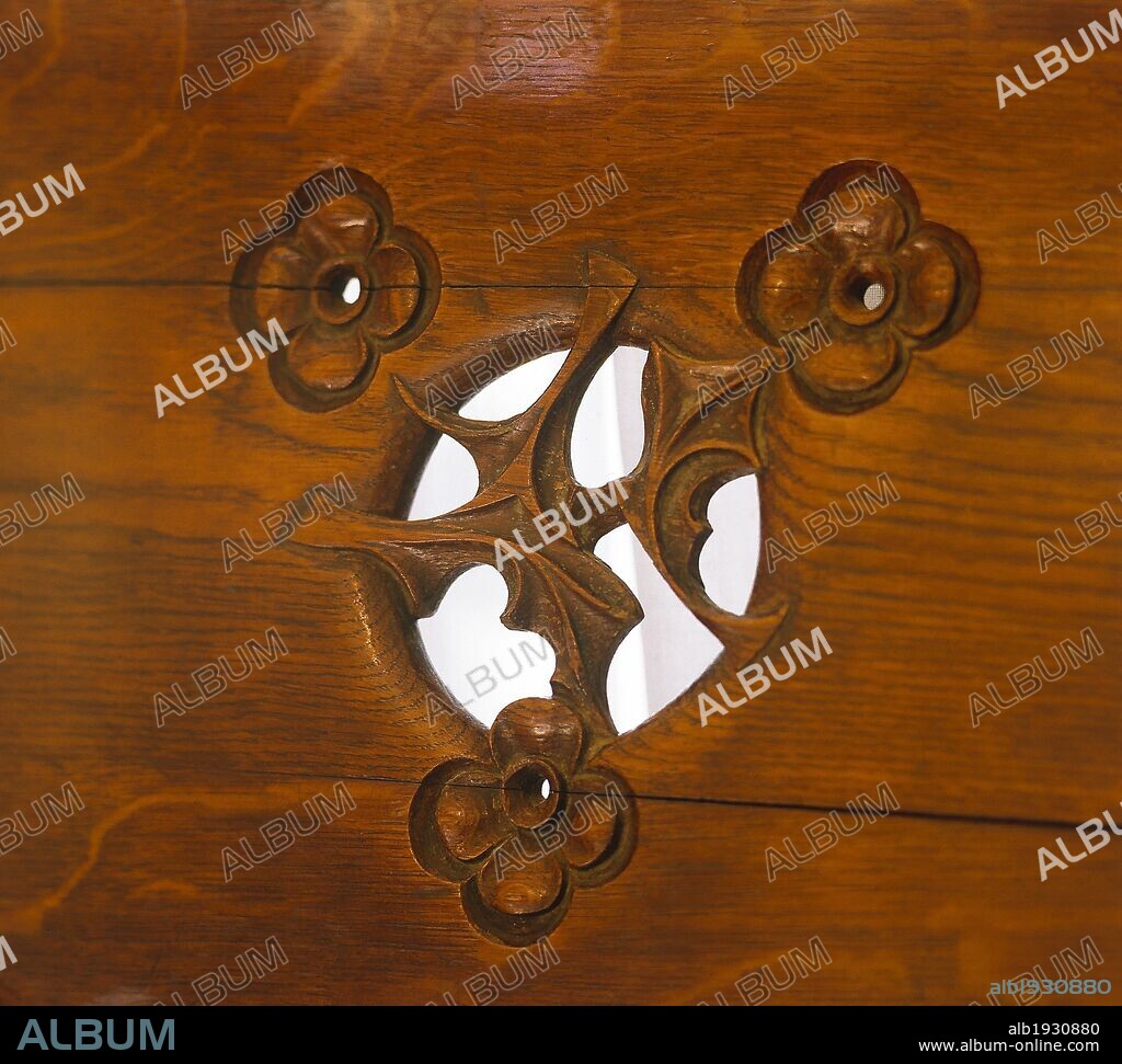 ANTONI GAUDÍ. Detalle banco de madera de Antoni Gaudí, Casa Calvet, modernismo. Barcelona.