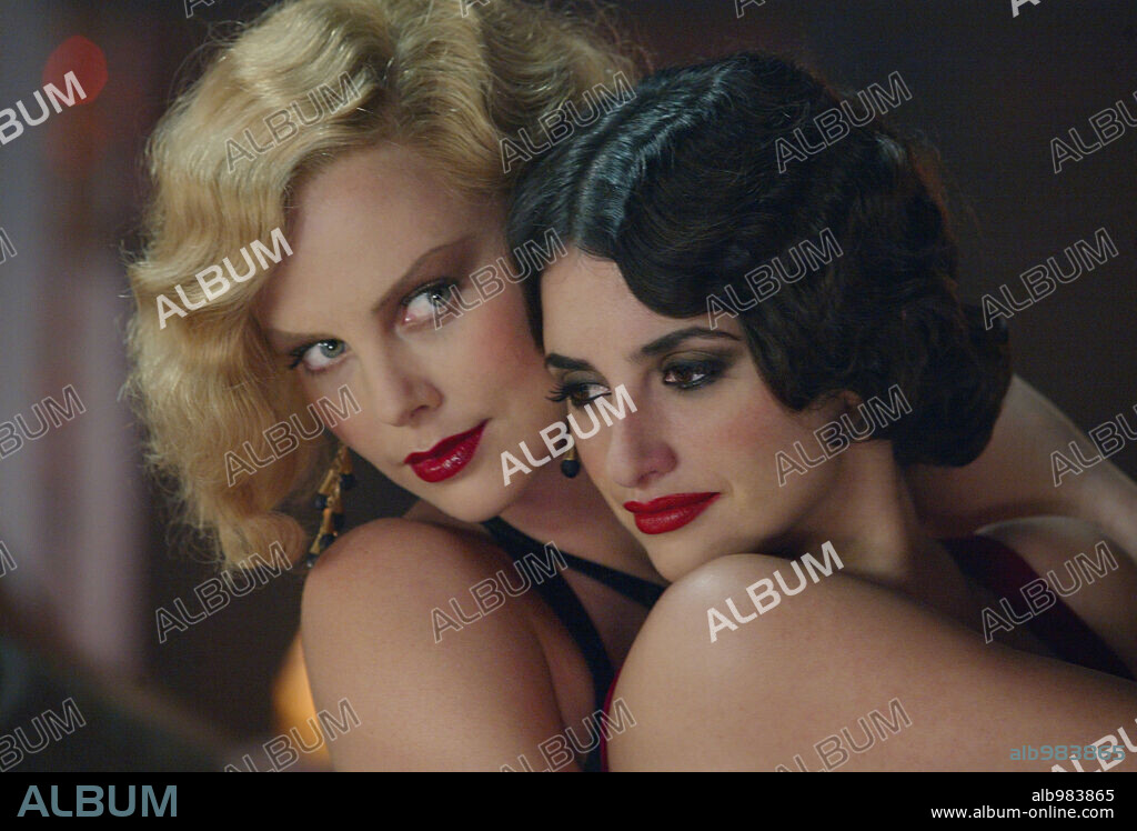 CHARLIZE THERON und PENELOPE CRUZ in HEAD IN THE CLOUDS, 2004, unter der Regie von JOHN DUIGAN. Copyright SONY PICTURES.