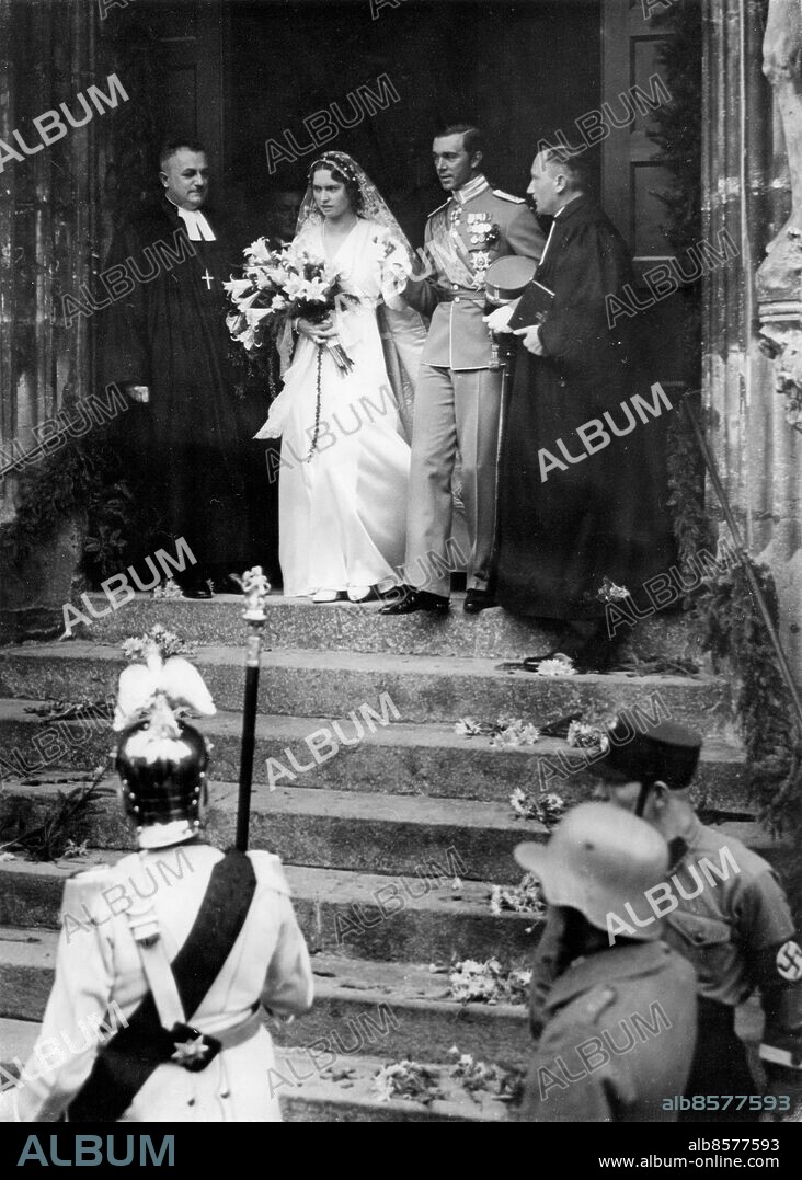 TYSKLAND COBURG 1932-10-20.. Orig. bildtext... DIE FÜRSTENHOCHZEIT IN COBURG. Die Kronprinzessin von Schweden beim Verlassen der Kirche. Oben links: Exzar Ferdinand von Bulgarien. Anm. Nazister Hakkors Arvprins persons: GUSTAF ADOLF, PRINS AV SVERIGE;SIBYLLA, PRINSESSA AV SVERIGE sites: TYSKLAND;COBURG;SVERIGE*.