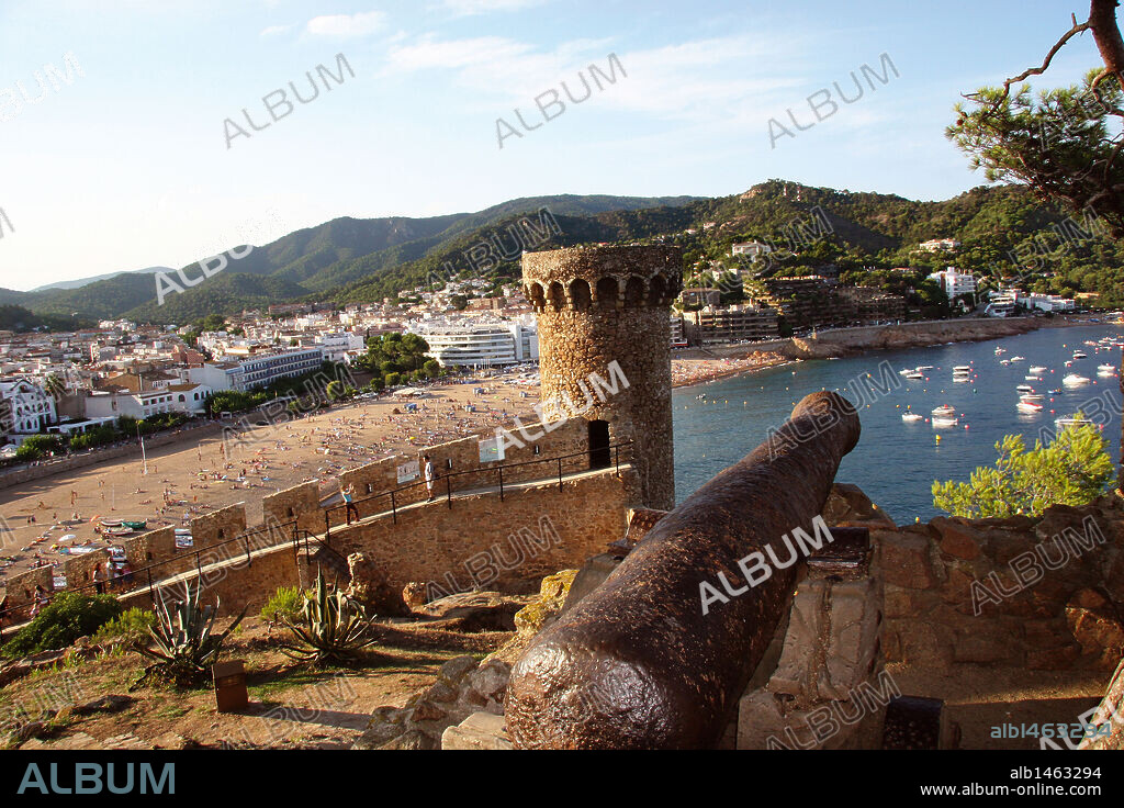CATALUÑA. TOSSA DE MAR. Vista panorámica de la localidad costera de la Costa Brava, desde el antiguo pueblo medieval de pescadores amurallado, llamado "La Villa Vella". En primer término un cañón. Comarca de La Selva. Provincia de Girona. Cataluña.
