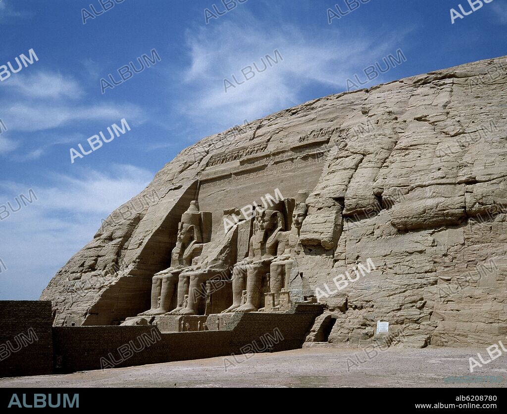COLOSOS DE LA FACHADA DEL TEMPLO DE RAMSES II CON LA NEMES Y LA DOBLE CORONA CONSTRUCCION REALIZADA EN 1284-1264 A.C DEDICADO A RA, PT - FOTO AÑOS 80.