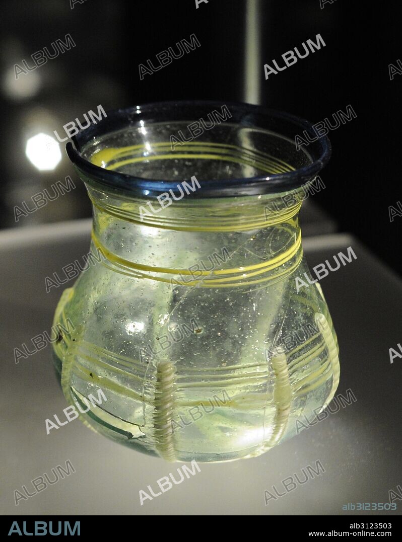 Vaso de vidrio. Vaso reticulado (reticella). Periodo Vikingo. Procedente de Birka, Suecia. Museo Histórico. Estocolmo. Suecia.