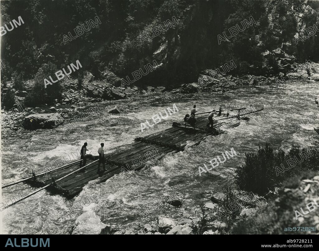 Pirineo navarro, 1935. Valle del Roncal. Transporte de madera en una almadía por el río Esca.