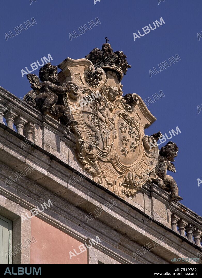 EXTERIOR-FACHADA-ESCUDO DE ESPAÑA Y DE LA CASA FARNESIO.