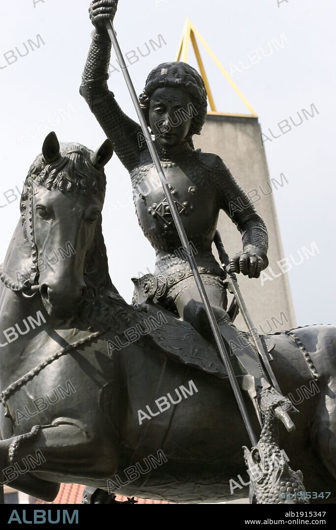 REPUBLICA CHECA. PRAGA (PRAHA). Detalle de la FUENTE DE SAN JORGE, ubicada en el tercer Patio del Castillo (Hradcany). Escultura original de bronce de estilo gótico, de autor desconocido y fechada en el año 1373. S. XIV. Centro Europa.