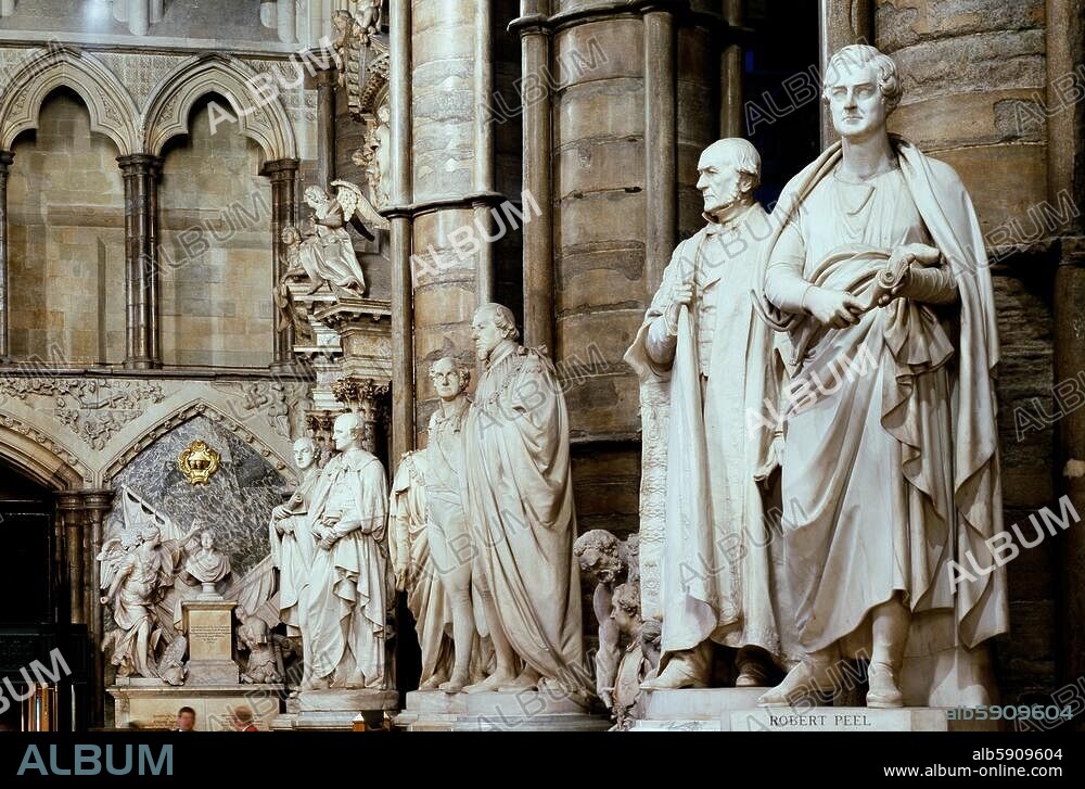 Londres (Angleterre), Westminster Abbey (église du couronnement et nécropole des rois d'Angleterre, commencée en 1245). Vue intérieure : transept nord, Statesmen's Aisle (Aile des Homme d'Etat) avec tombeaux et mémoriaux de Robert Peel, Benjamin Disraeli, James Fox, William Pitt, William Gladstone, entre autres.