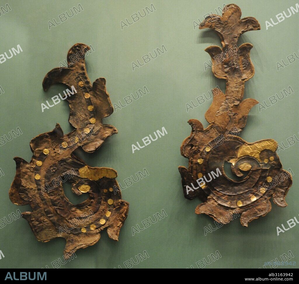 Edad del Hierro. MESETA DE UKOK. CULTURA PAZYRYK (Escitas). Siberia Suroccidental. Colgantes de la silla de montar, de cuero y oro. Siglos IV-V a. C. Ajuar funerario de la Necrópolis de Pazyryk. Kurgán o Túmulo I. Museo del Hermitage (The State Hermitage Museum). San Petersburgo. Rusia.