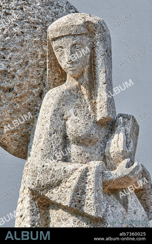 Statue der heiligen Hildegard von Bingen (*1098 - +17.9.1179), Ende 20.Jh., vor der Kirche St. Martin in Bermersheim vor der Höhe, möglicherweise Taufkirche der heiligen Hildegard von Bingen. Bermersheim vor der Höhe. Deutschland, Rheinland-Pfalz, Rheinhessen, bei Alzey. Photo © Ralph Rainer Steffens.