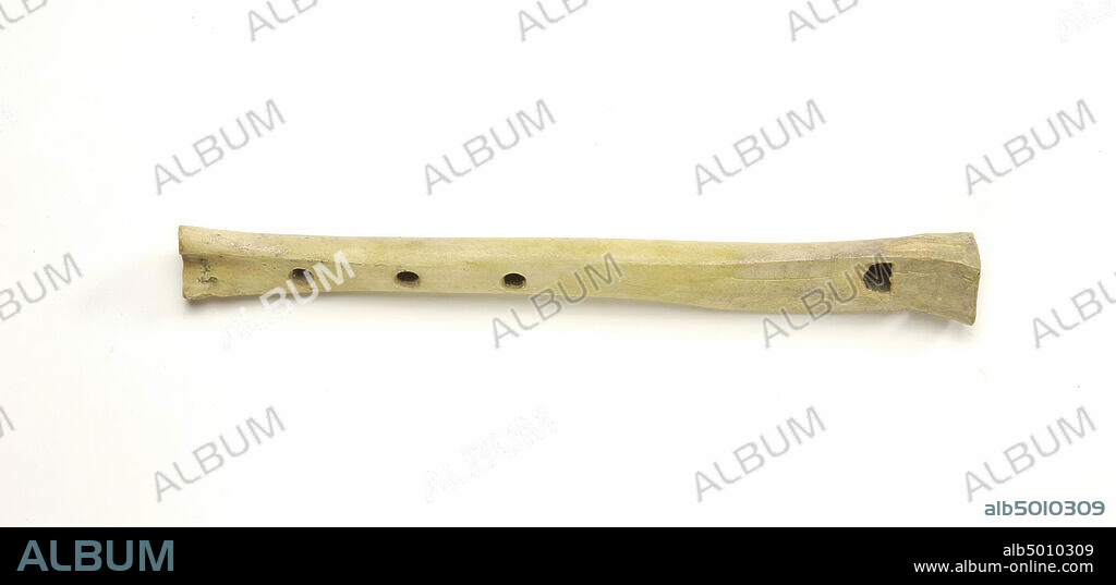 flute of deer horn, humerus of bird, smaller than a swan. 1 klangat, 3 handle holes, 1 octave, flute, organic, antler, 11,8 x 2,3 cm, me 450-1500, Netherlands, Friesland, Dongeradeel, Bornwird.