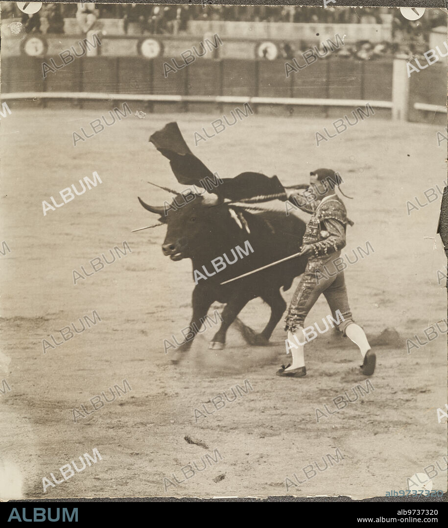 Madrid, 26/06/1910. La corrida de toros de ayer en Madrid. Vicente pastor pasando de muleta a uno de los toros lidiados en la fiesta a beneficio de la asociación de toreros.