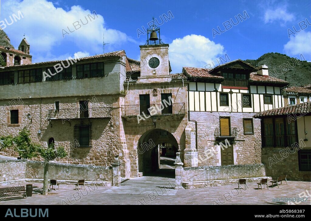 Poza de la Sal; puerta de muralla que da a la Plaza mayor.