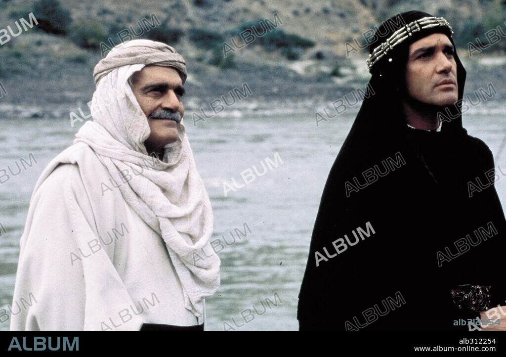 ANTONIO BANDERAS y OMAR SHARIF en EL GUERRERO Nº 13, 1999 (THE 13TH WARRIOR), dirigida por JOHN MCTIERNAN y MICHAEL CRICHTON. Copyright TOUCHSTONE PICTURES.