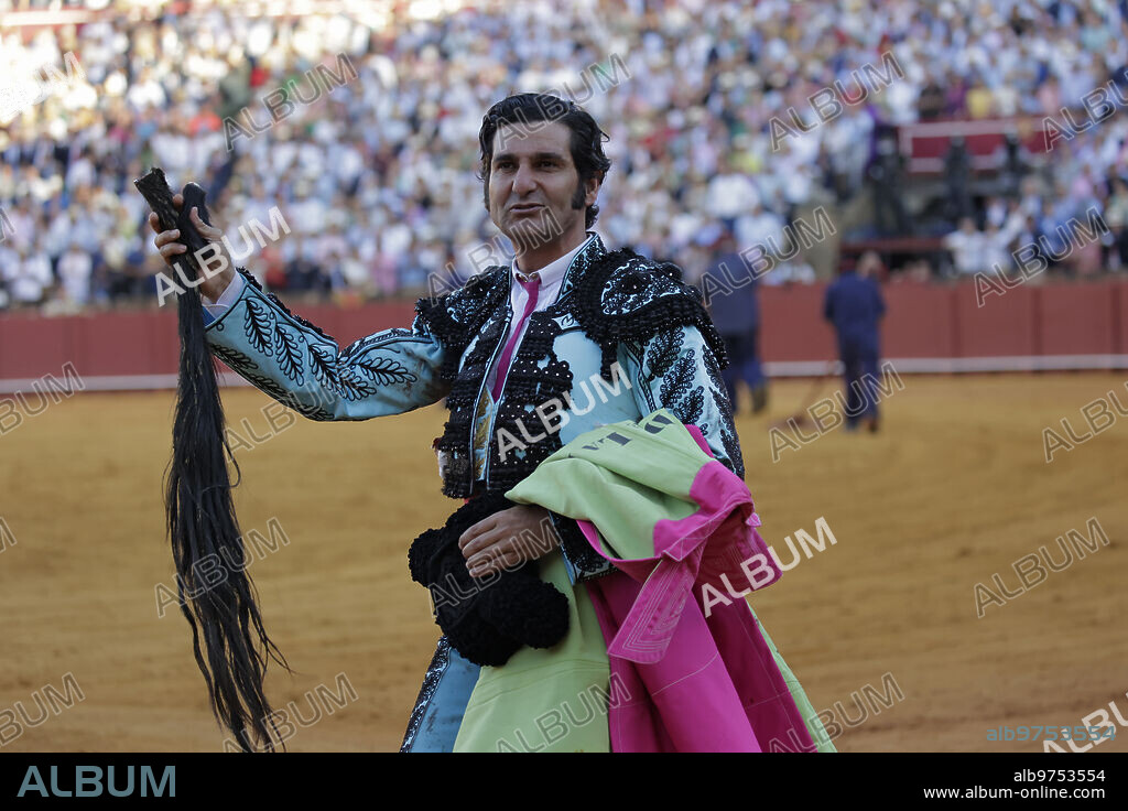 Sevilla, 26/04/2023. Corrida de toros celebrada en La Maestranza, para los toreros Morante de la Puebla, Diego Urdiales y Juan Ortega. En la imagen, Morante muestra el rabo cortado al cuarto de la tarde. Foto: Juan Flores. ARCHSEV.