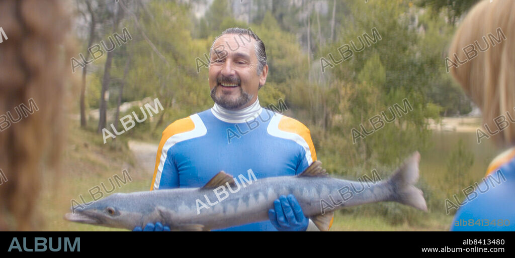 GILLES LELLOUCHE en FUMAR PROVOCA TOS, 2022 (FUMER FAIT TOUSSER), dirigida por QUENTIN DUPIEUX. Copyright Chi-Fou-Mi Productions.