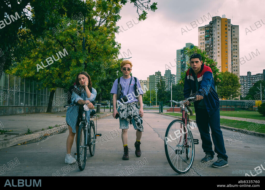 ANGELA TORRES, Ecko and TOMAS WICZ in RAP BATTLEFIELD, 2021 (DIAS DE GALLOS), directed by HERNAN GUERSCHUNY. Copyright WarnerMedia Latin America.