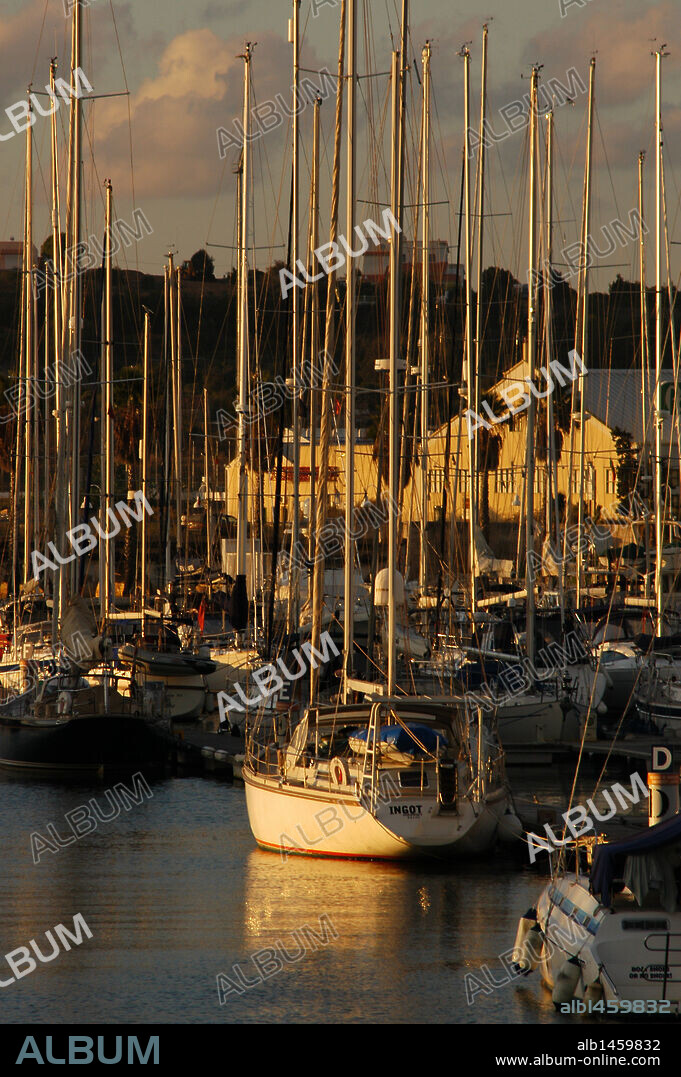 PORTUGAL. LAGOS. Puerto deportivo. El Algarve.