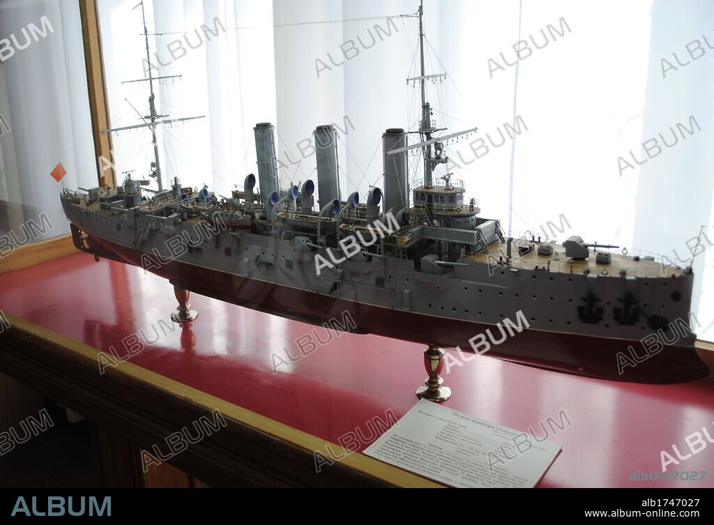 HISTORIA REVOLUCION RUSA. 1917. EL CRUCERO AURORA, buque de guerra ruso que partició en la Guerra Ruso-Japonesa. En él se vivieron los primeros incidentes de la Revolución Rusa. Gran parte de la tripulación se unió a los bolcheviques que estaban preparando la Revolución Comunista. Un disparo a las 9,45 de un cañón del Aurora, fue la señal para asaltar el Palacio de Invierno el 25 de octubre de 1917. Reproducción maqueta. Museo de la Flota del Mar Negro. Sebastopol. Península de Crimea. Ucrania.