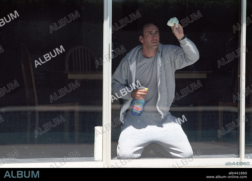 NICOLAS CAGE en LOS IMPOSTORES, 2003 (MATCHSTICK MEN), dirigida por RIDLEY SCOTT. Copyright WARNER BROS. PICTURES / DUHAMEL, FRANÇOIS.