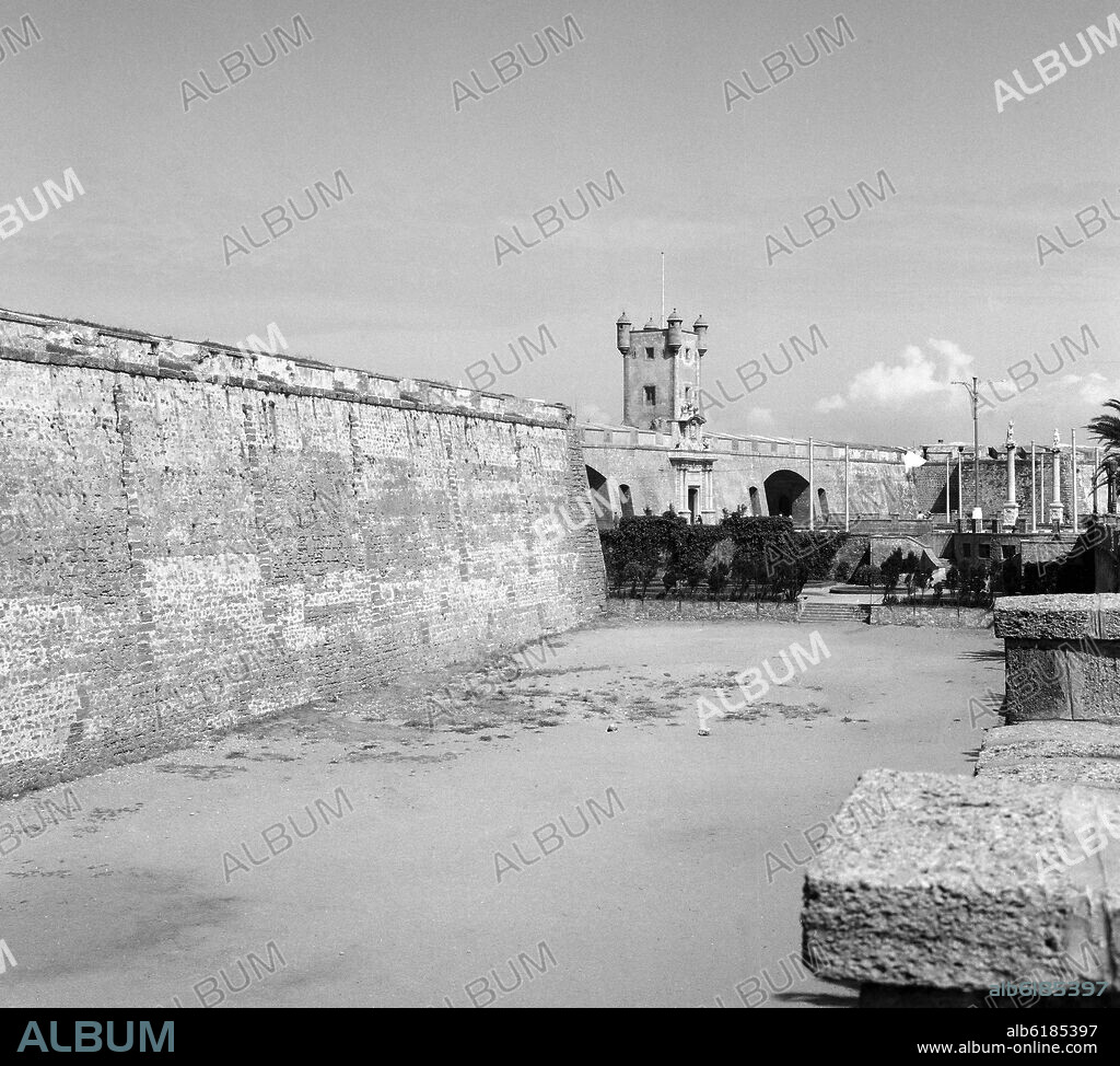 MURALLA DE CADIZ CON EL BALUARTE DE PUERTA DE TIERRA AL FONDO - SIGLO XVIII - FOTOGRAFIA EN BLANCO Y NEGRO - 1954.