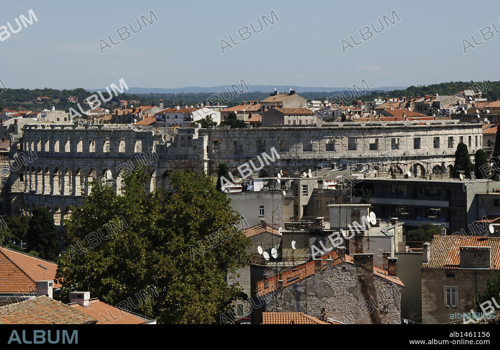 REPUBLICA DE CROACIA. PULA. Panorámica de la ciudad en la que destaca el ANFITEATRO ROMANO (s. I). Península de Istria.