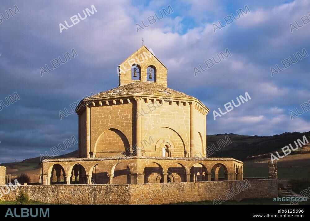 Eunate (Navarra, Spanien), Santa María de Eunate (Pilgerkirche am Jakobsweg; (erbaut 2.Hälfte 12.Jahrhundert).-Gesamtansicht von Westen.-Foto, 2009.
