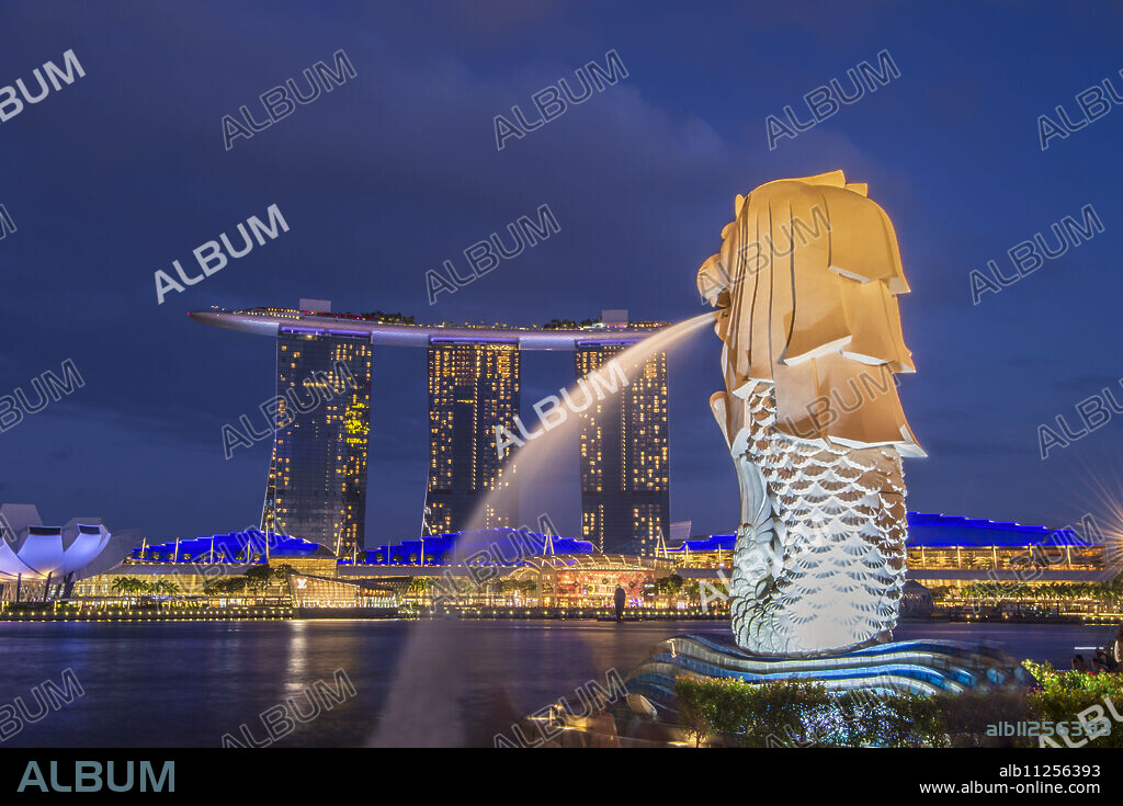 The Merlion statue and Marina Bay Sands Hotel at night, Singapore, Southeast Asia, Asia.