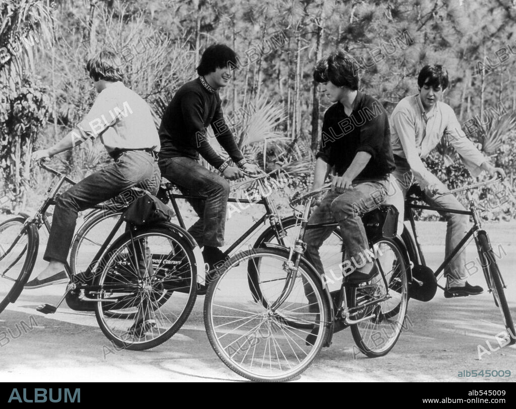 GEORGE HARRISON, JOHN LENNON, PAUL MacCARTNEY, RINGO STARR y THE BEATLES en SOCORRO!, 1965 (HELP!), dirigida por RICHARD LESTER. Copyright SHENSON-SUBAFILMS/UNITED ARTISTS.
