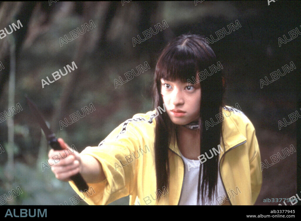 CHIAKI KURIYAMA en BATTLE ROYALE, 2000 (BATORU ROWAIARU), dirigida por KINJI FUKASAKU. Copyright BATTLE ROYALE PRODUCTION COMMITTEE.