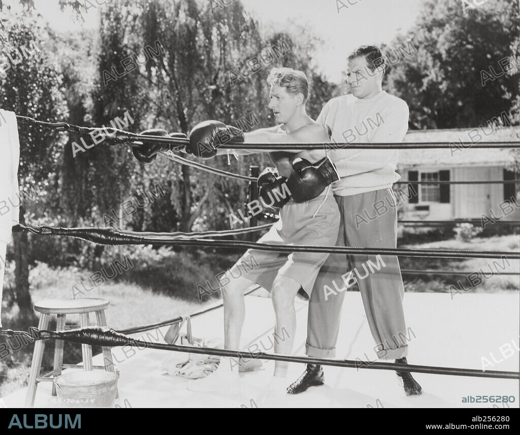 DANNY KAYE and Lionel Jay Stander. DANNY KAYE and LIONEL STANDER in THE KID FROM BROOKLYN, 1946, directed by NORMAN Z. MCLEOD. Copyright RKO.