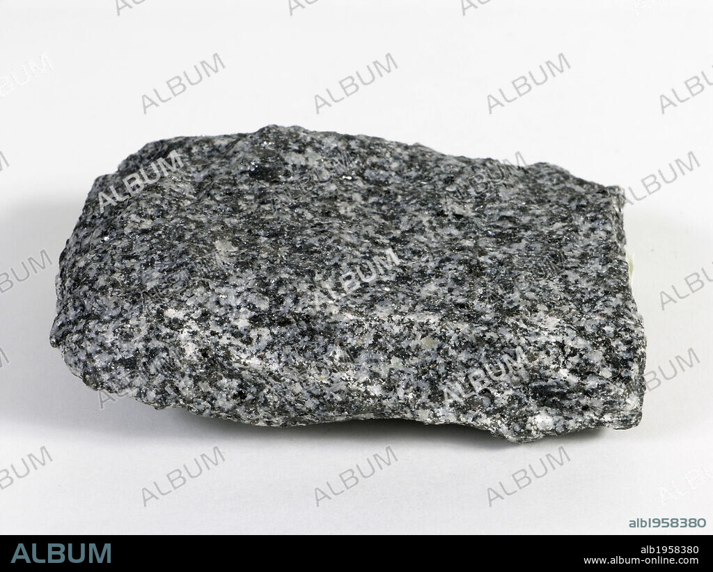 DIORITA. Roca ígnea magmática de origen volcánico. Llamada popularmente "MARMOL VERDE". Es utilizada como material de construcción. Detalle de diorita pulida.