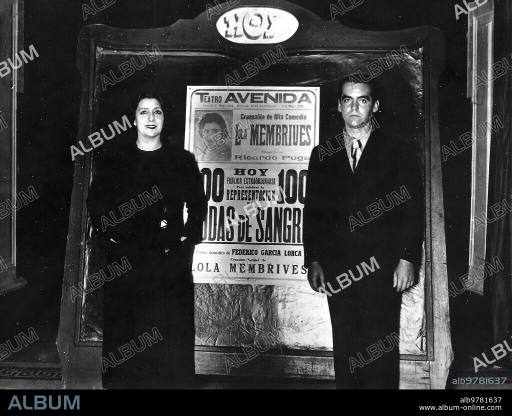 Buenos Aires (Argentina), 1934. Lorca con la actriz Lola Membrives a las puertas del teatro Avenida donde serepresentaba «Bodas de sangre», uno de sus dramas más clásicos.