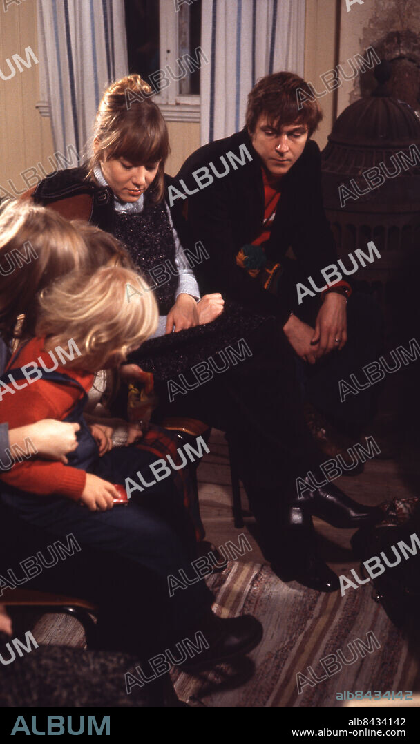 1973-01.. HEM TILL BYN TV-serie av Bengt Bratt som sändes mellan åren 1971-2006 Sänt första gången 1971-11-17 Inspelningar persons: CHRISTINA STENIUS;CARL-IVAR NILSSON sites: SVERIGE.