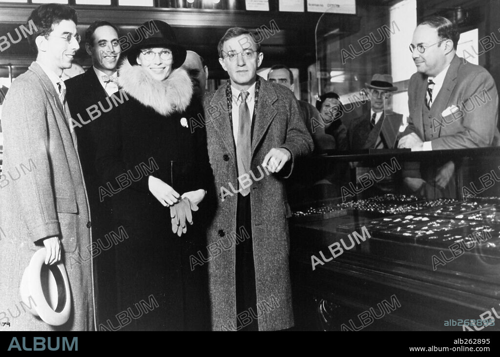 MIA FARROW and WOODY ALLEN in ZELIG, 1983, directed by WOODY ALLEN. Copyright ORION/WARNER BROTHERS.