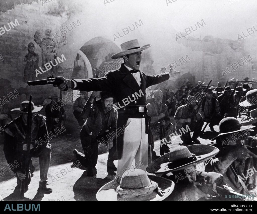 Travis (Laurence HARVEY (1928-1973)). Photographie du film 'Fort Alamo', de et avec John WAYNE (1907-1979) qui interprete David CROCKETT, en 1960. Credit : Collection KHARBINE-TAPABOR.