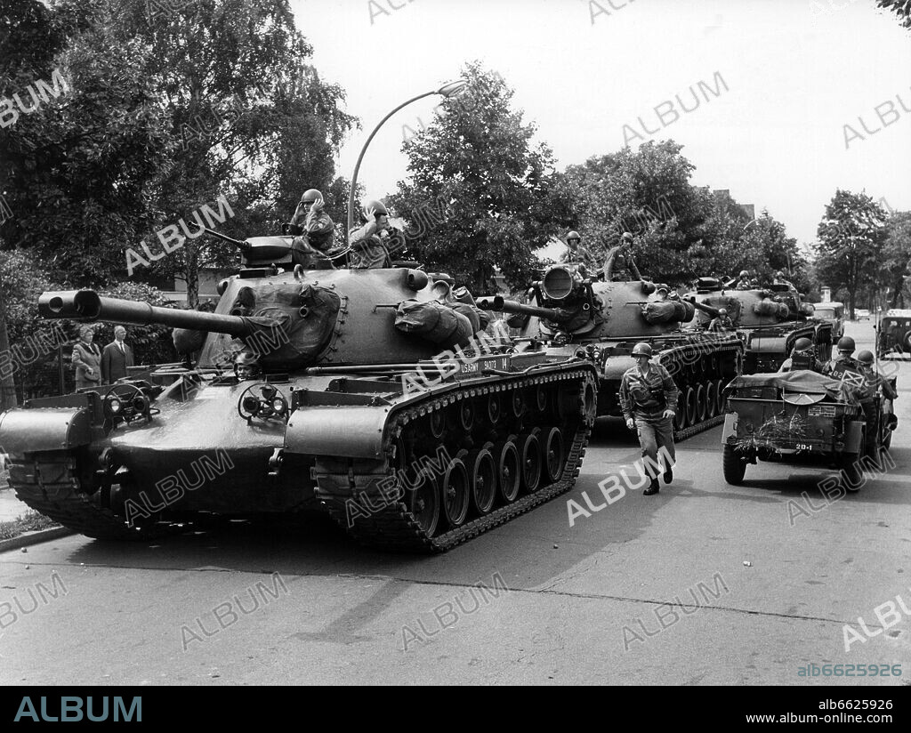Tanks of the US army have taken up position on Schuetzenallee in Berlin-Zehlendorf on the 20th of August in 1963 within the frame of a routine standby exercise. 20/08/1963