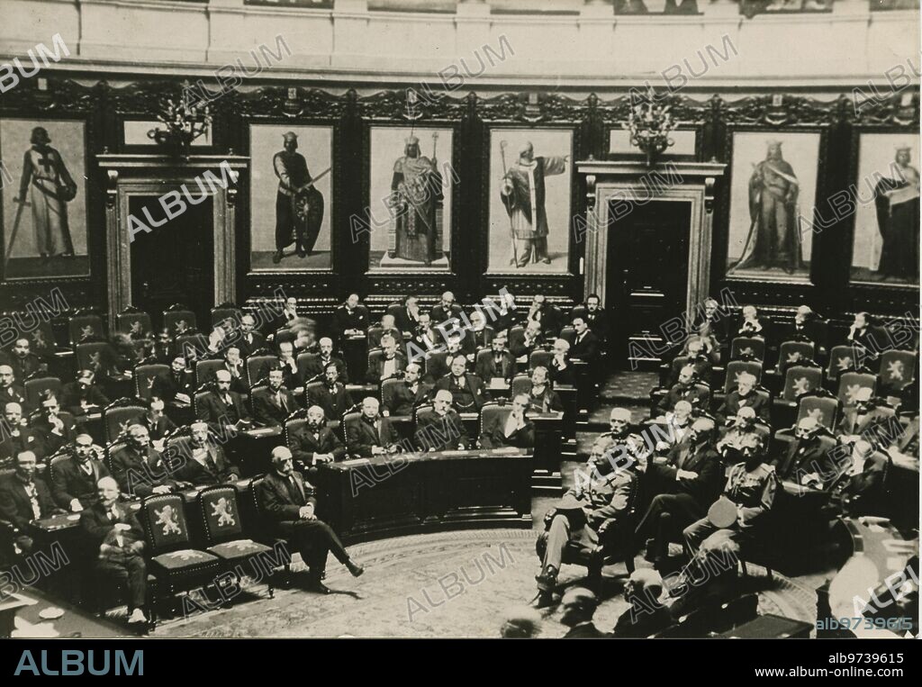 Julio 1924. Bruselas. En el Parlamento. El Rey Alberto I (x) presidiendo la inauguración del Congreso Internacional de Comercio.