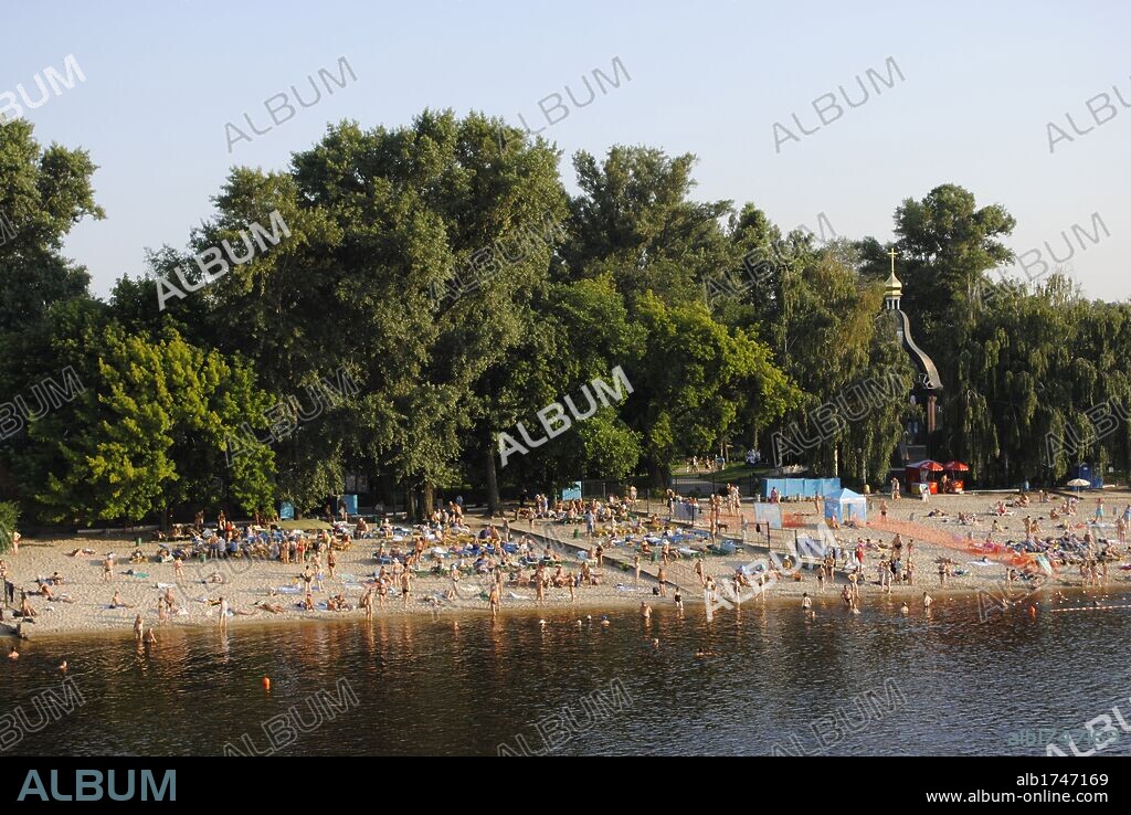 Ukraine. Kiev.  Landscape-recreation park on the Dnieper River. Beach.