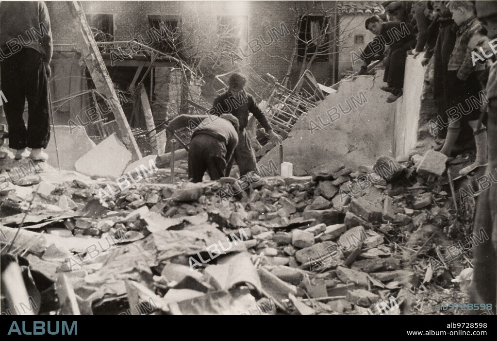 1937. Un barrio de Madrid Destruido por un bombardeo de la Aviación.