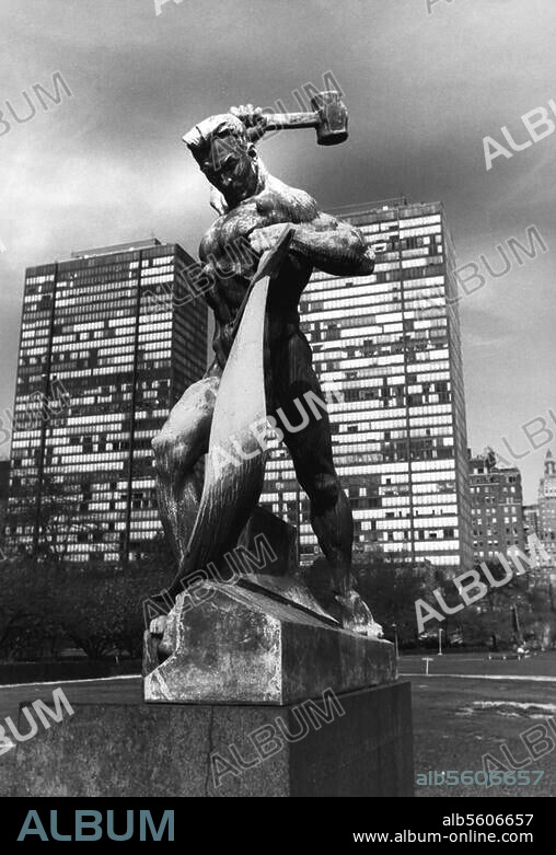 New York (USA), "Schwerter zu Pflugscharen", Skulptur von Jewgeni Wutschetitsch. (1908-1974) im Park beim UNO-Hauptquartier am East River, Geschenk der UdSSR. an die Vereinten Nationen, 1959. Foto.