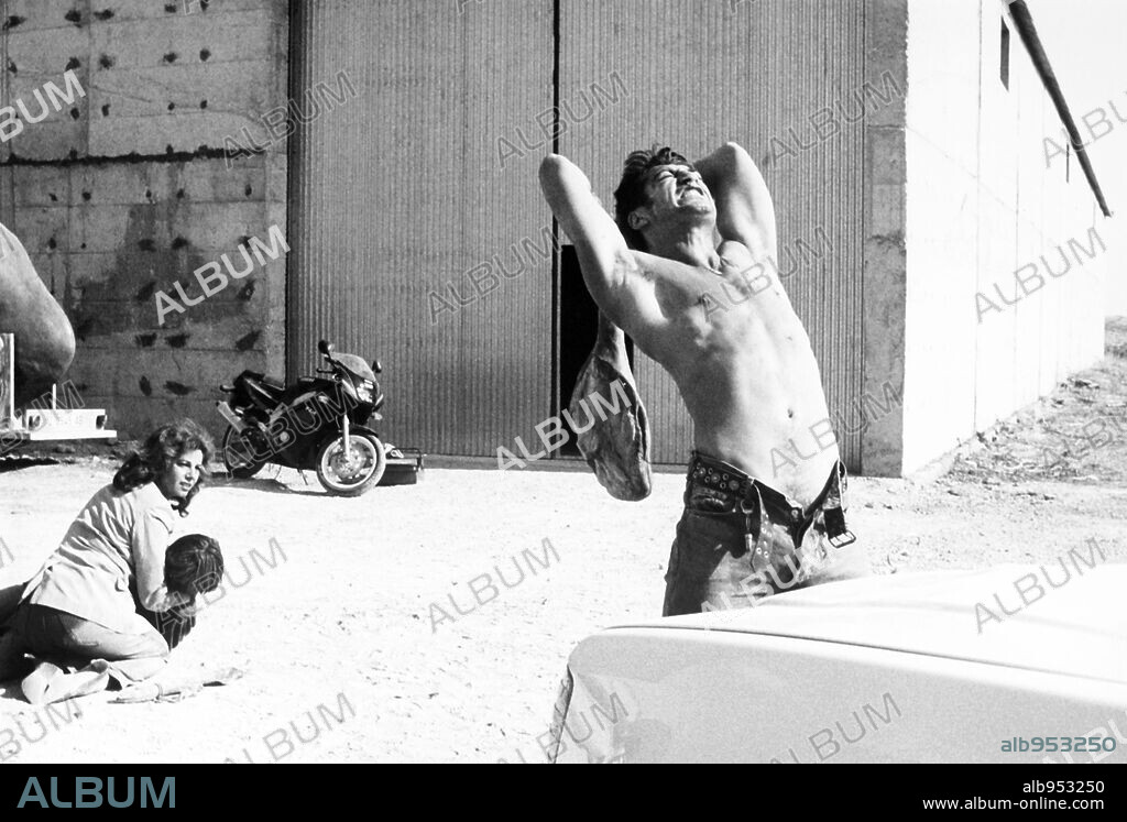 JAVIER BARDEM and JORDI MOLLA in JAMON JAMON, 1992, directed by JUAN JOSE BIGAS LUNA. Copyright LOLAFILMS.