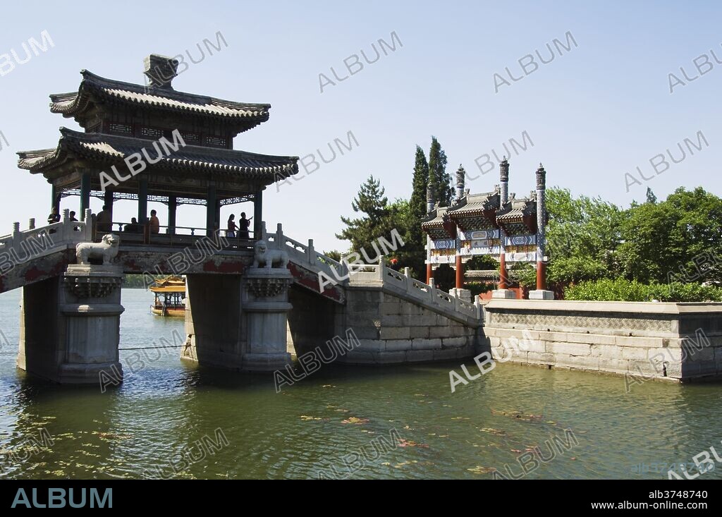 A pavilion and decorated gate at Yihe Yuan (The Summer Palace), UNESCO World Heritage Site, Beijing, China, Asia.